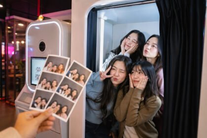 Ledakan tren photobox di Jakarta menunjukkan pergeseran dari hiburan sederhana menjadi simbol gaya hidup urban yang dipengaruhi media sosial, teknologi, dan budaya visual global.