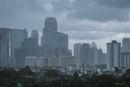 Langit Jakarta berawan gelap menandakan potensi hujan di siang hari