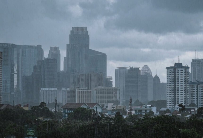Langit Jakarta berawan gelap menandakan potensi hujan di siang hari