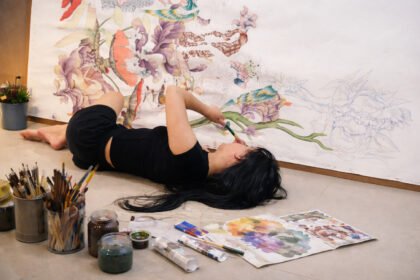 Seniman Indonesia Ini Hasilkan Karya Lukis Unik Sambil Rebahan