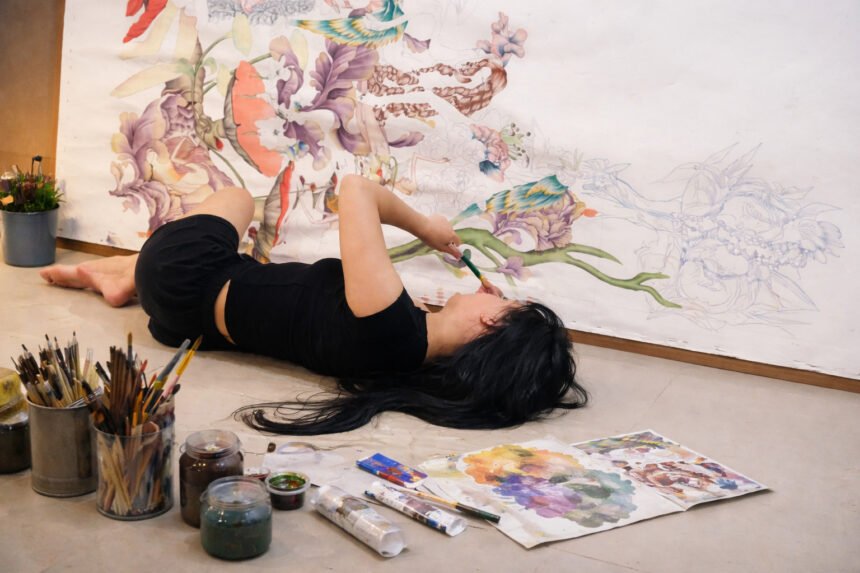 Seniman Indonesia Ini Hasilkan Karya Lukis Unik Sambil Rebahan