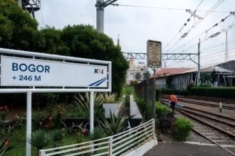 Suasana penumpang KRL di Stasiun Bogor saat terjadi perubahan jalur