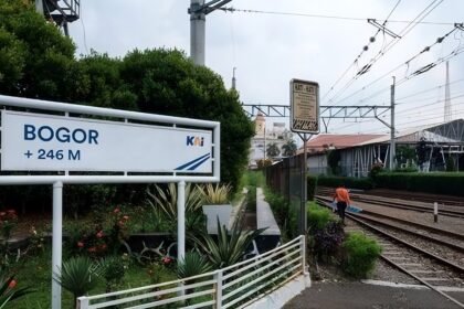 Suasana penumpang KRL di Stasiun Bogor saat terjadi perubahan jalur