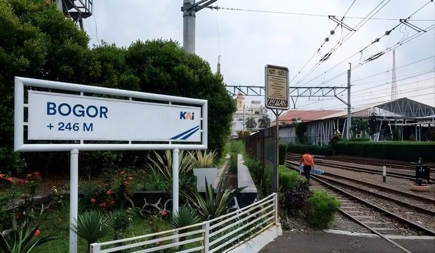 Suasana penumpang KRL di Stasiun Bogor saat terjadi perubahan jalur