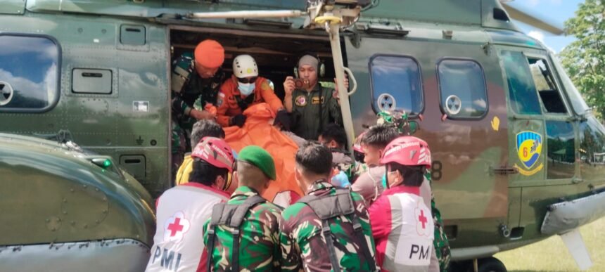 TNI AU Evakuasi Delapan Korban Tewas Helikopter Hilang Kontak di Kalbar