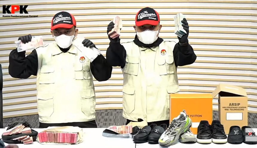 KPK Sita Sepatu Louis Vuitton dan Uang Rp335 Juta dalam Skandal Pemerasan Bupati Tulungagung