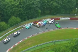 Pembalap Tewas dalam Tabrakan Beruntun di Nurburgring 24 Jam, Max Verstappen Terhenti