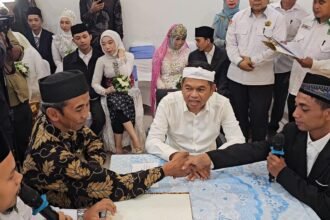 Momen Gubernur Dedi Mulyadi Jadi Saksi Nikah, Kasih Hadiah DP Rumah dan Kulkas