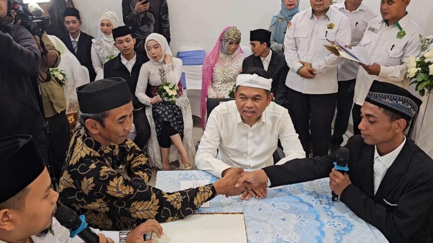 Momen Gubernur Dedi Mulyadi Jadi Saksi Nikah, Kasih Hadiah DP Rumah dan Kulkas