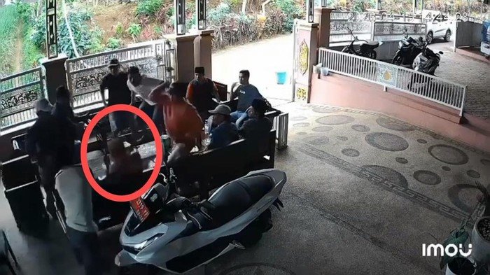 Rekaman CCTV Jadi Saksi! Begini Kronologi Pembacokan Kades Lumajang oleh 10 Pria Kalap