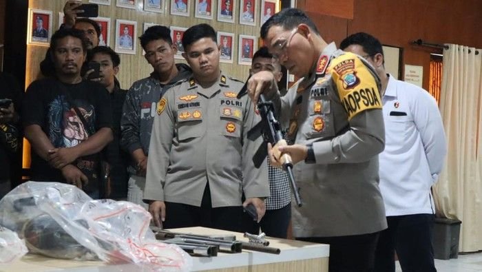 Polri Ringkus “Ki Bedil”, Perakit Senpi Ilegal 20 Tahun Beroperasi di Jabar