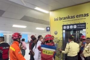 Detik-detik Menegangkan Evakuasi 10 Penumpang MRT yang Terkunci di Dalam Lift Karena Mati Listrik
