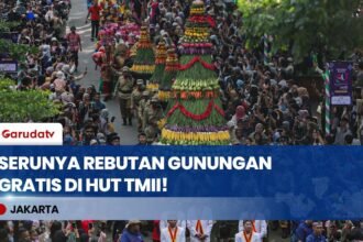 SERU BANGET! Ratusan Warga Rebutan Gunungan Hasil Bumi di HUT Ke-51 TMII, Semua Boleh Ambil Gratis!