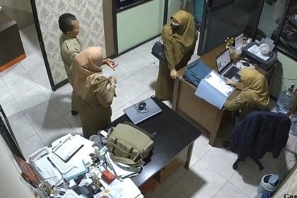Sudah Rapi Berseragam ASN, Wanita di Gresik Tertunduk Lesu Akibat SK Palsu