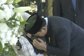 Duka Mendalam, Momen Presiden Prabowo Cium Anak Prajurit TNI yang Gugur di Lebanon