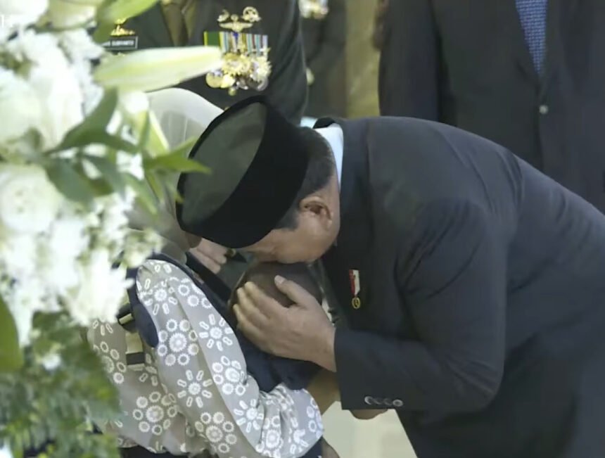 Duka Mendalam, Momen Presiden Prabowo Cium Anak Prajurit TNI yang Gugur di Lebanon