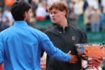 Jannik Sinner sukses menumbangkan Carlos Alcaraz di final Monte Carlo Masters dan kembali menjadi petenis nomor satu dunia.