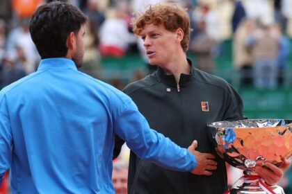 Jannik Sinner sukses menumbangkan Carlos Alcaraz di final Monte Carlo Masters dan kembali menjadi petenis nomor satu dunia.