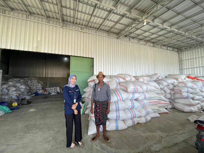 Mantri BRI Sri Malasarin menjadi penggerak ekonomi desa di Lombok melalui pembiayaan dan pendampingan usaha mikro.