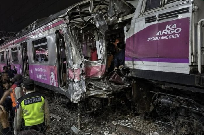 Tabrakan KA Argo Bromo Anggrek dengan KRL di Bekasi Timur dipicu kecepatan tinggi dan lemahnya koordinasi di lintasan.