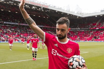 Bruno Fernandes menegaskan komitmennya untuk tetap bersaing bersama Manchester United di tengah rumor transfer ke Liga Arab Saudi.