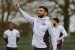 Bruno Fernandes mengungkap peran besar sang istri dalam keputusan bertahan di Manchester United meski godaan besar dari Arab Saudi datang.