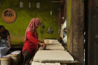 Tangis haru Sukinem pecah setelah omzet usaha tahunya melonjak dua kali lipat berkat program MBG.