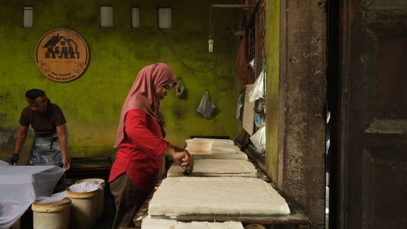 Tangis haru Sukinem pecah setelah omzet usaha tahunya melonjak dua kali lipat berkat program MBG.