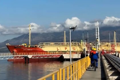 Kapal Gas Camellia bersandar di Integrated Terminal Bima untuk memastikan pasokan LPG di Pulau Sumbawa tetap aman dan merata.