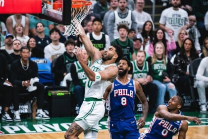 Aksi Jayson Tatum saat membawa Boston Celtics menaklukkan Philadelphia 76ers dalam laga NBA di TD Garden.