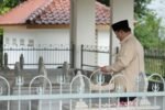 Prabowo Subianto disambut hangat warga saat ziarah ke makam Margono Djojohadikusumo di Banyumas.