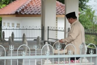 Prabowo Subianto disambut hangat warga saat ziarah ke makam Margono Djojohadikusumo di Banyumas.