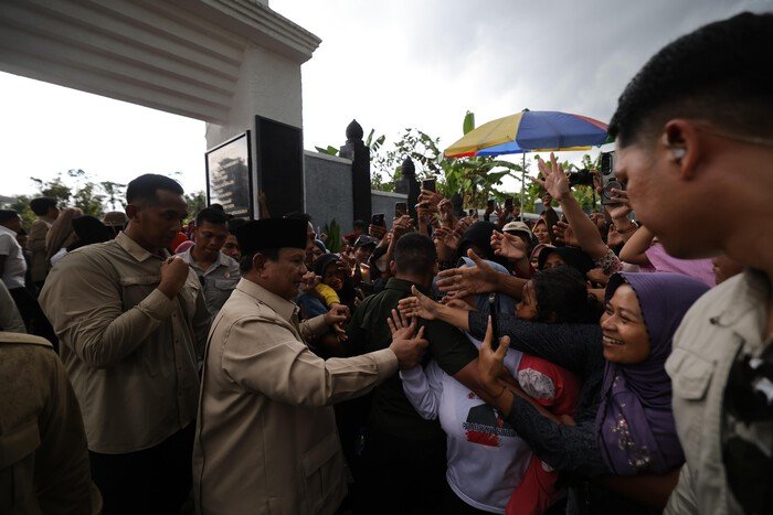 Presiden Prabowo Disambut Hangat Saat Ziarah ke Makam Kakeknya, Pendiri BNI 2 Presiden Prabowo Disambut Hangat Saat Ziarah ke Makam Kakeknya, Pendiri BNI