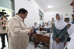 Kehangatan Presiden Prabowo Subianto saat berinteraksi langsung dengan siswa SMAN 1 Cilacap menciptakan momen berkesan di ruang kelas.
