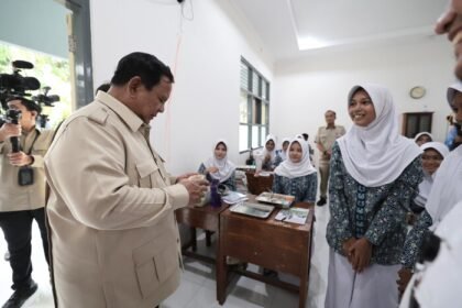 Kehangatan Presiden Prabowo Subianto saat berinteraksi langsung dengan siswa SMAN 1 Cilacap menciptakan momen berkesan di ruang kelas.