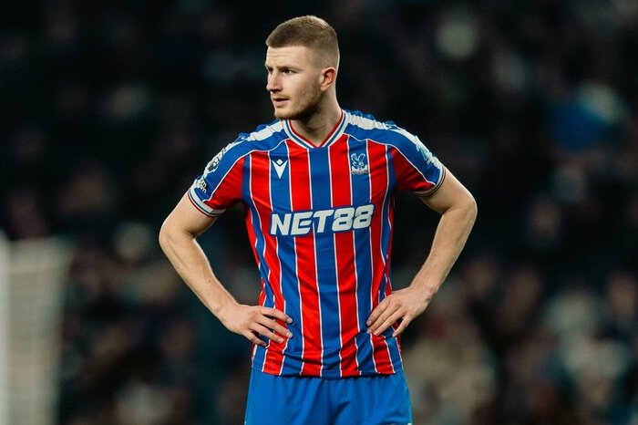 Arne Slot mengamati Adam Wharton saat Crystal Palace tampil di Anfield dalam laga yang berpotensi menentukan arah transfer Liverpool musim panas.