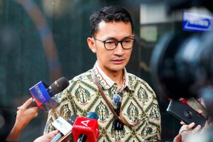 Empat pelaku penipuan berkedok pegawai KPK ditangkap di Jakarta Barat dengan barang bukti ribuan dolar AS.