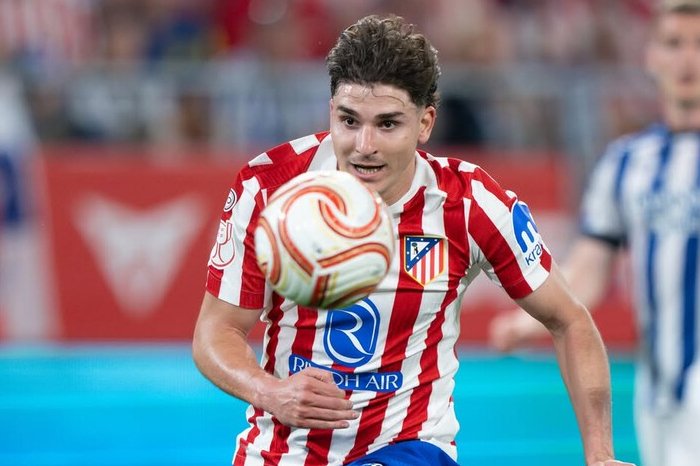 Barcelona incar Julian Alvarez, tapi harga Rp2,5 triliun dari Atletico jadi batu sandungan.