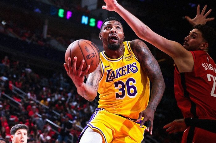 Marcus Smart mencatat sejarah baru bersama Los Angeles Lakers lewat performa luar biasa di Game 3 melawan Houston Rockets pada playoff NBA 2026.