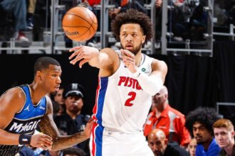 Cade Cunningham tampil luar biasa dengan 45 poin dan membawa Detroit Pistons menjaga peluang di playoff NBA.
