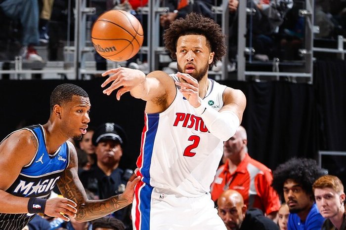 Cade Cunningham tampil luar biasa dengan 45 poin dan membawa Detroit Pistons menjaga peluang di playoff NBA.