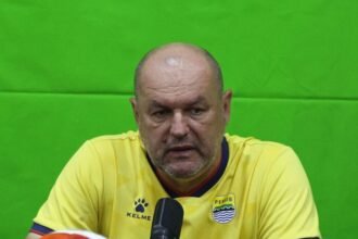 Bojan Hodak memastikan Persib Bandung dalam kondisi siap menghadapi Dewa United pada pekan ke-28 Super League 2025/26.