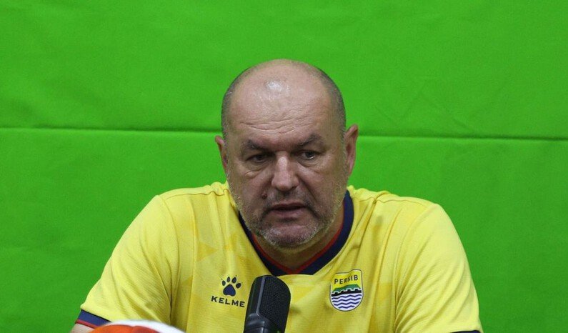 Bojan Hodak memastikan Persib Bandung dalam kondisi siap menghadapi Dewa United pada pekan ke-28 Super League 2025/26.