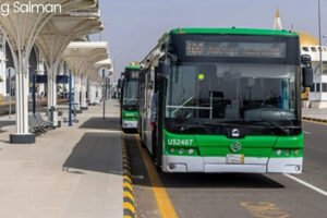 Kecelakaan bus yang melibatkan jemaah haji Indonesia di Madinah pada 28 April 2026 menyebabkan 10 orang luka tanpa korban jiwa, dengan satu jemaah masih dalam observasi medis.