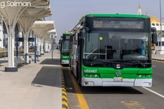 Kecelakaan bus yang melibatkan jemaah haji Indonesia di Madinah pada 28 April 2026 menyebabkan 10 orang luka tanpa korban jiwa, dengan satu jemaah masih dalam observasi medis.