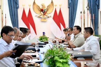 Presiden Prabowo Subianto memimpin rapat terbatas bersama jajaran menteri di Istana Kepresidenan Jakarta untuk membahas sejumlah program strategis nasional.