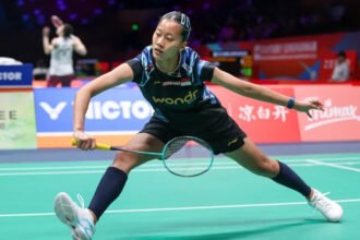 Putri KW tampil dominan di laga perdana BAC 2026 dan melaju ke babak 16 besar dengan kemenangan telak.