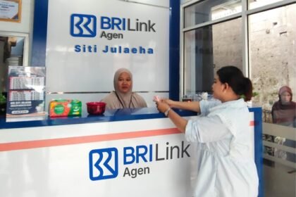 Siti Julaeha sukses mengembangkan usaha mikro dari warung sederhana menjadi agen BRILink berkat dukungan Holding Ultra Mikro.