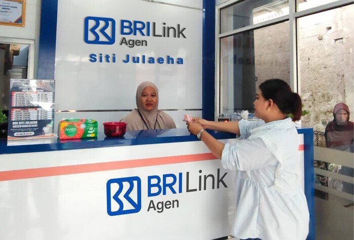 Siti Julaeha sukses mengembangkan usaha mikro dari warung sederhana menjadi agen BRILink berkat dukungan Holding Ultra Mikro.