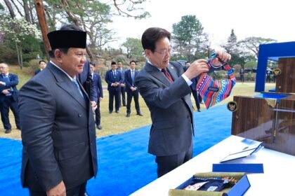 Diplomasi hangat Prabowo di Seoul: hadiah untuk anjing Presiden Korea Selatan jadi simbol kedekatan personal antar pemimpin.